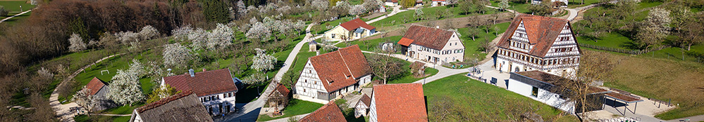 Drohne_Eingang_Museumsdorf_999x174