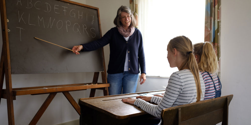 Lehrerin im Schulzimmer 999x500
