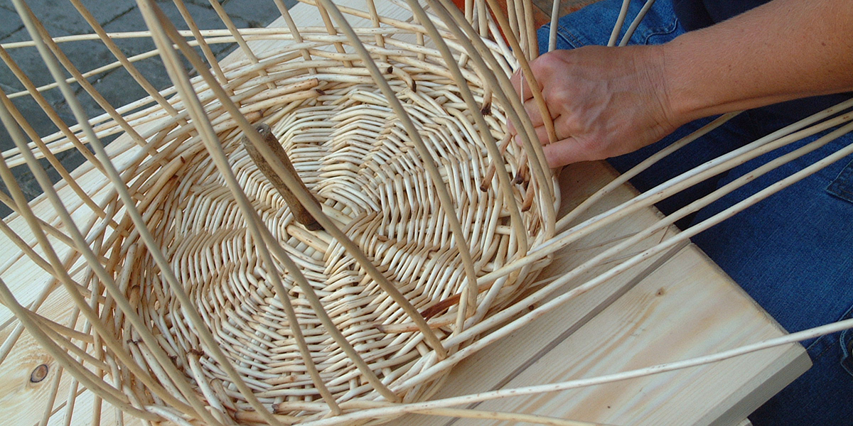 Korbflechterin_990x495